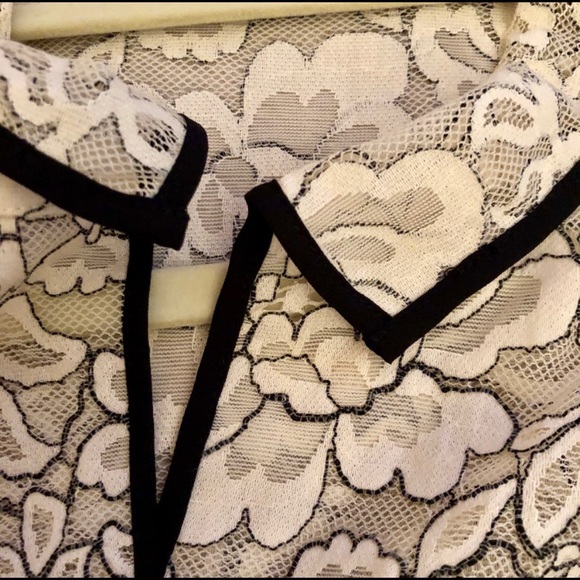 Aritzia Babaton  |  Hopkins blouse - Picture 8 of 9